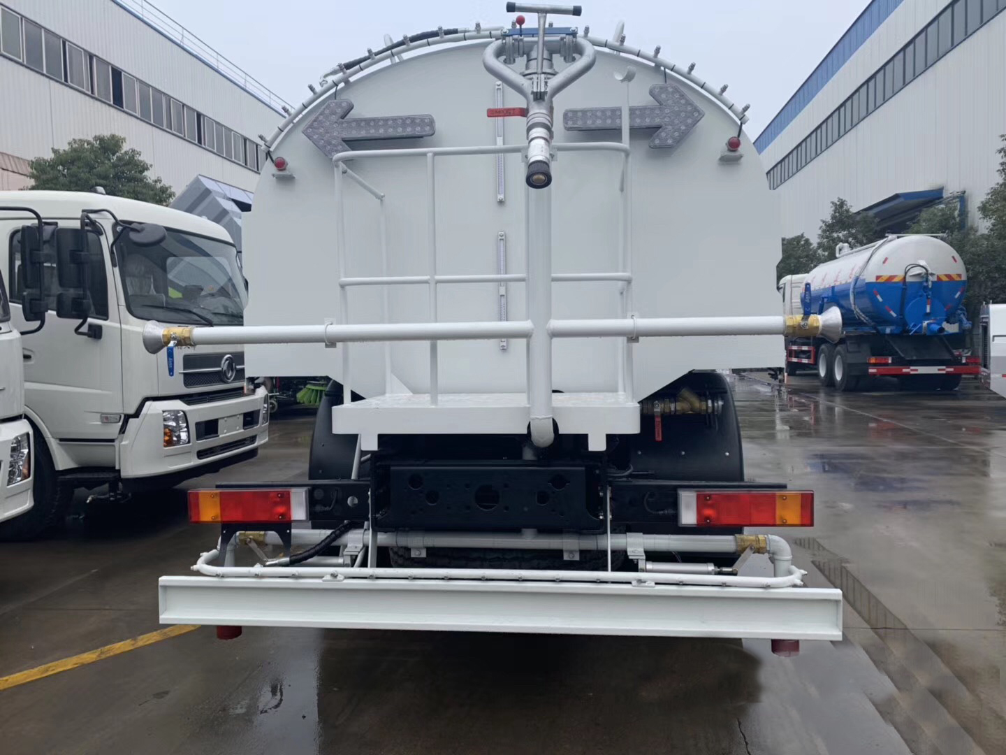 13方東風(fēng)天龍 后雙橋路面清洗車(chē)